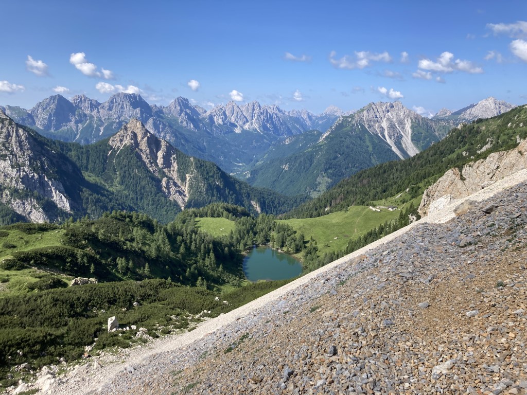 Blauer See, im Hintergrund die julischen Dolomiten.