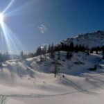 Winterlandschaft an einem sonnigen Tag.