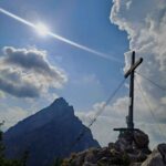 Gipfelkreuz, dahinter Traunstein.