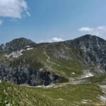 Zwei Gipfel mit Wanderweg.