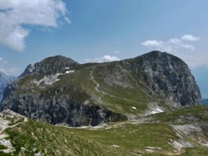 Zwei Gipfel mit Wanderweg.