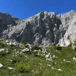 Weiße Berge ragen in den Himmel.