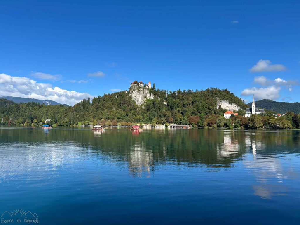 Blick auf die Burg, im Vordergrund drei traditionelle Ruderboote.