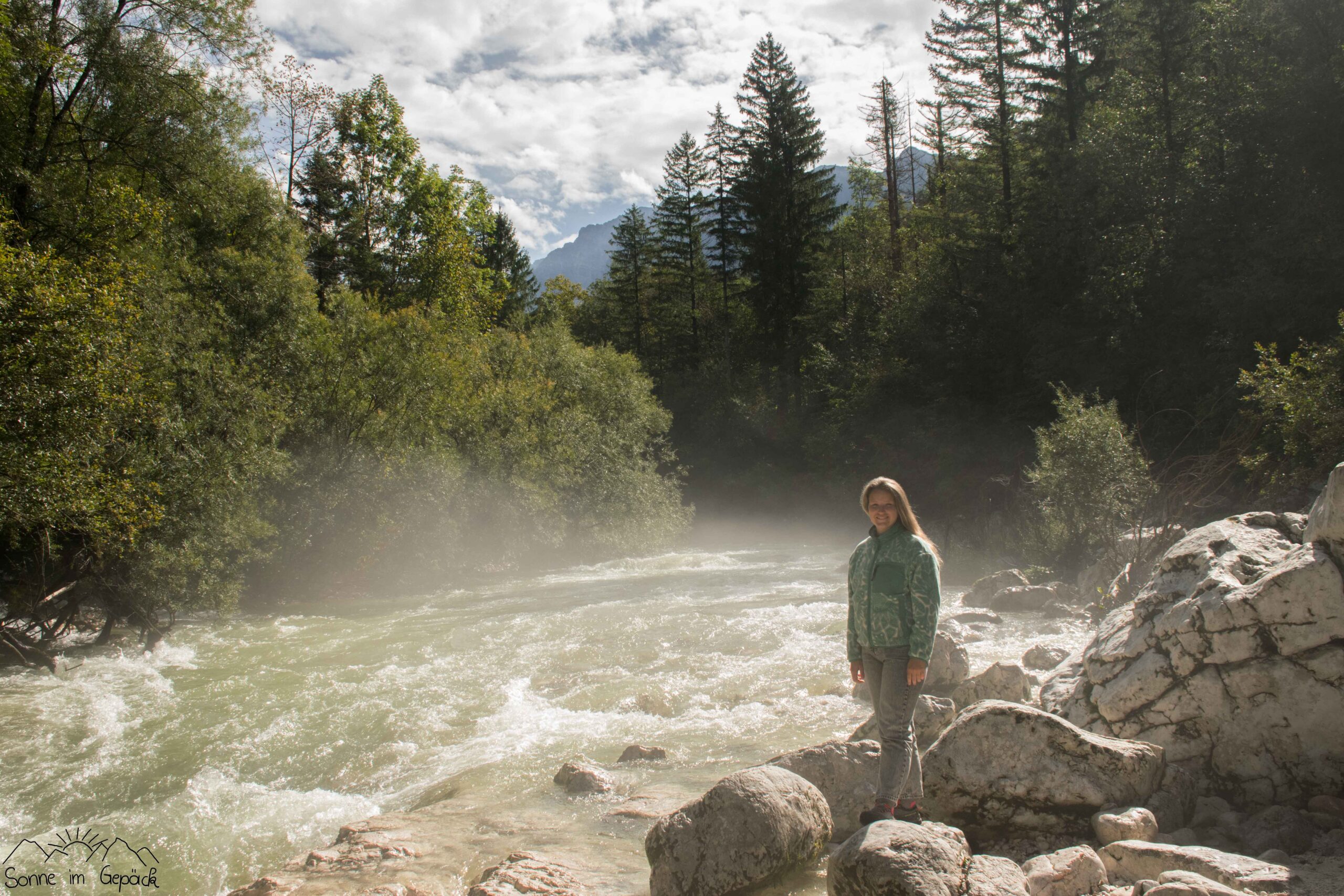grüner Fluss mit Dampf.